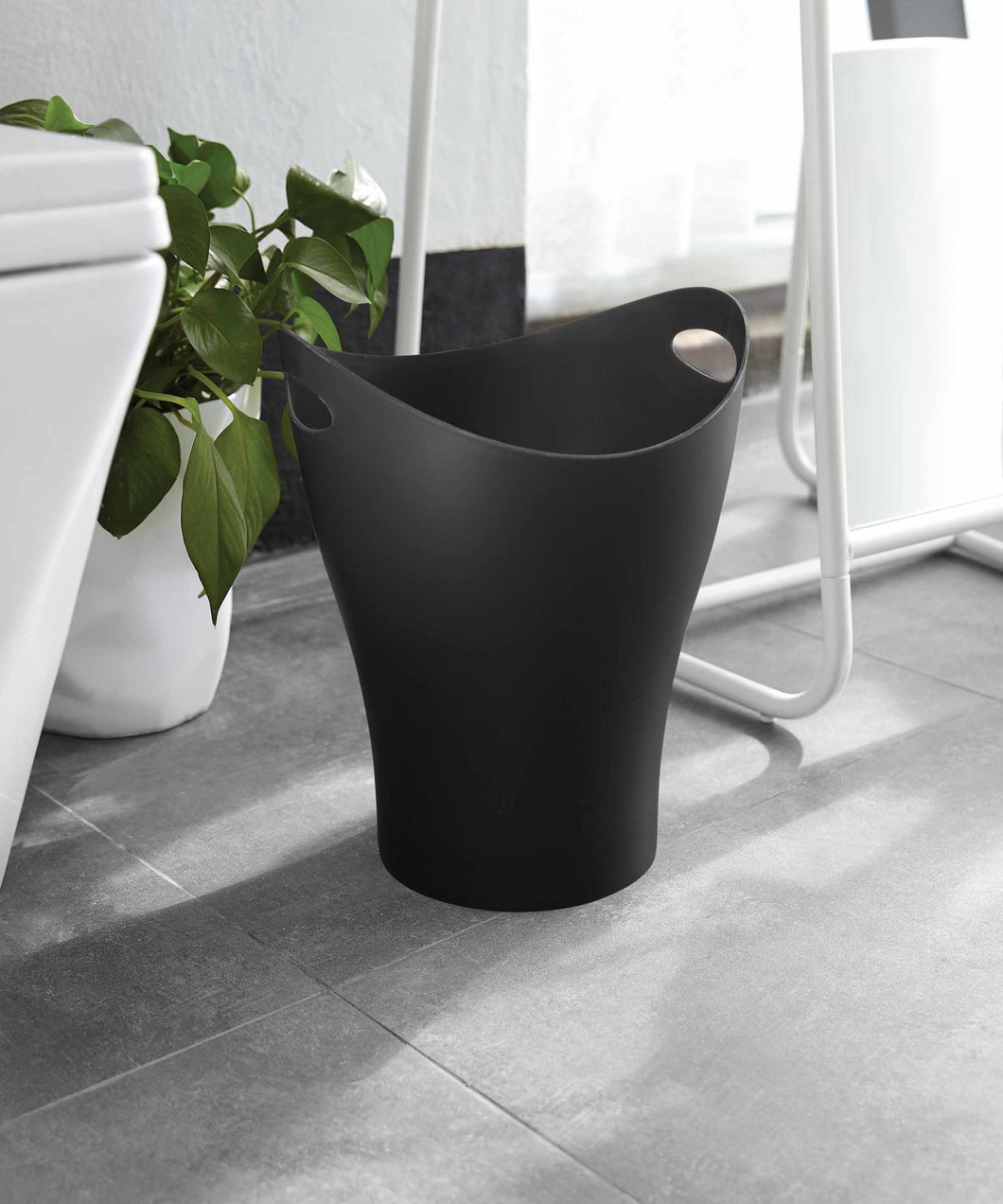 Umbra Garbino 2.25 gal Black Plastic Contemporary Wastebasket